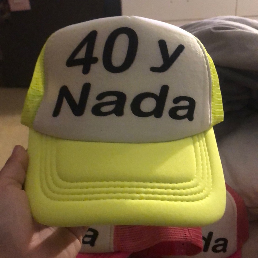 Neon yellow hat “40 y nada”